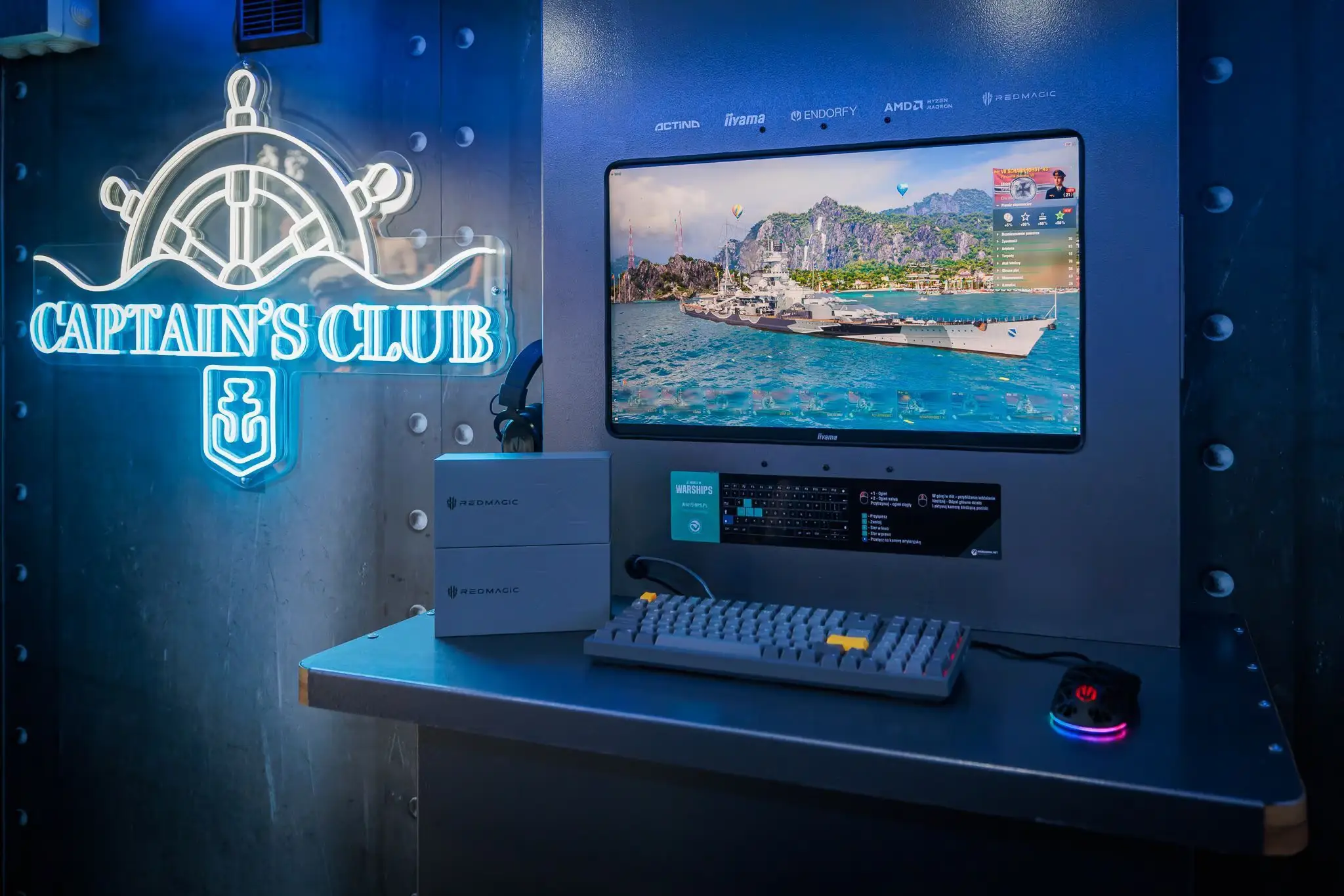 Neon Captain's Club i ekran z rozgrywką World of Warships